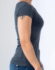 Imagen de lado playera cuello redondo lisa color gris oxford para mujer marca Bros Club