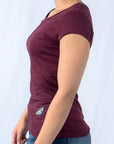 Imagen de lado playera cuello redondo lisa color vino para mujer marca Bros Club
