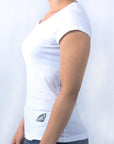 Imagen de lado playera cuello redondo lisa color blanco para mujer marca Bros Club