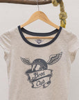 Playera de mujer con diseño de casco con alas
