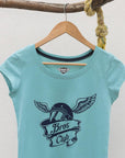Playera de mujer con diseño de casco con alas