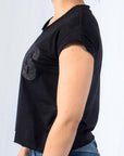 Imagen de lado playera sin mangas diseño glitter color negro para mujer marca Bros Club