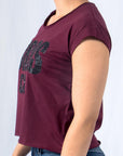 Imagen de lado playera sin mangas diseño glitter color vino para mujer marca Bros Club