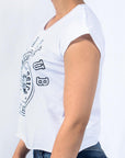 Imagen de lado playera sin mangas diseño classic color blanco para mujer marca Bros Club