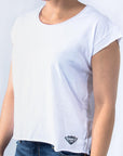 Imagen de lado playera sin mangas lisa color blanco para mujer marca Bros Club