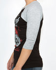 Imagen de lado playera manga larga con diseño de moto color negro con jaspe para mujer.