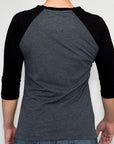 Imagen de espalda playera manga larga con diseño de moto color oxford con negro para mujer.