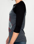 Imagen de lado playera manga larga con diseño de moto color oxford con negro para mujer.
