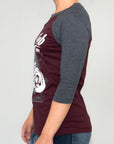 Imagen de lado playera manga larga con diseño de moto color vino con oxford para mujer.