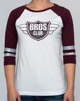 Imagen de frente playera manga larga logo Bros Club color blanco con vino para mujer