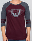Imagen de frente playera manga larga logo Bros Club color vino con oxford para mujer
