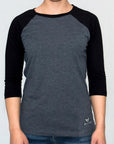 Imagen de frente playera manga larga lisa color oxford con negro para mujer.