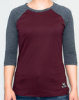 Imagen de frente playera manga larga lisa color vino con oxford para mujer.