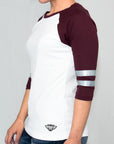 Imagen de lado playera manga larga con estampado color blanco con vino para mujer.