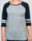 Imagen de frente playera manga larga con estampado color jaspe con marino para mujer.