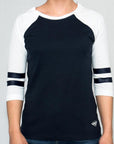 Imagen de frente playera manga larga con estampado color marino con blanco para mujer.