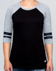 Imagen de frente playera manga larga con estampado color negro con jaspe para mujer.