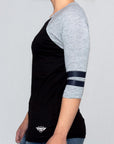 Imagen de lado playera manga larga con estampado color negro con jaspe para mujer.