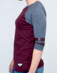 Imagen de lado playera manga larga con estampado color vino con oxford para mujer.