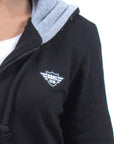 Imagen de acercamiento a sudadera color negro con cierre de mujer marca Bros Club