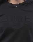 Imagen de acercamiento a sudadera color negro con logo vulcanizado de mujer marca Bros Club