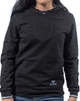 Imagen de frente sudadera color negro con logo vulcanizado de mujer marca Bros Club