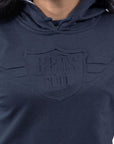 Imagen de acercamiento a sudadera color azul marino con logo vulcanizado de mujer marca Bros Club
