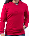 Imagen de frente sudadera color rojo con logo vulcanizado de mujer marca Bros Club