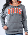 Imagen de frente sudadera color gris con logo de toalla de mujer marca Bros Club