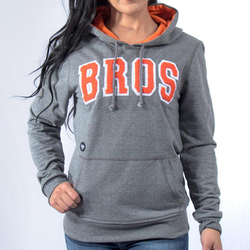 Imagen de frente sudadera color gris con logo de toalla de mujer marca Bros Club