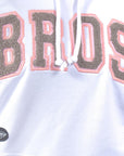 Imagen de acercamiento a sudadera color blanco con logo de toalla de mujer marca Bros Club