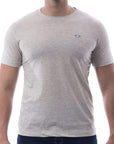 Playera de cuello redondo con silueta de logo bordado