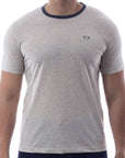 Playera bicolor de cuello redondo con silueta de logo bordado