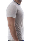 Playera bicolor de cuello redondo con silueta de logo bordado