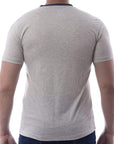 Playera bicolor de cuello redondo con silueta de logo bordado