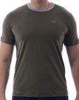 Playera bicolor de cuello redondo con silueta de logo bordado