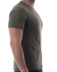 Playera bicolor de cuello redondo con silueta de logo bordado
