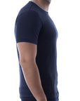 Playera bicolor de cuello redondo con silueta de logo bordado