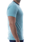 Playera bicolor de cuello redondo con silueta de logo bordado