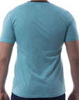 Playera bicolor de cuello redondo con silueta de logo bordado