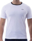 Playera bicolor de cuello redondo con silueta de logo bordado