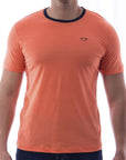 Playera bicolor de cuello redondo con silueta de logo bordado