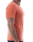 Playera bicolor de cuello redondo con silueta de logo bordado