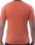 Playera bicolor de cuello redondo con silueta de logo bordado