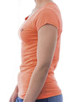 Playera de cuello redondo con silueta de logo bordado
