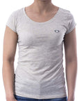 Playera de cuello redondo con silueta de logo bordado