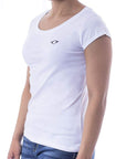 Playera de cuello redondo con silueta de logo bordado