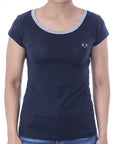 Playera bicolor de cuello redondo con silueta de logo bordado