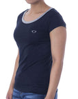 Playera bicolor de cuello redondo con silueta de logo bordado