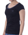 Playera bicolor de cuello redondo con silueta de logo bordado